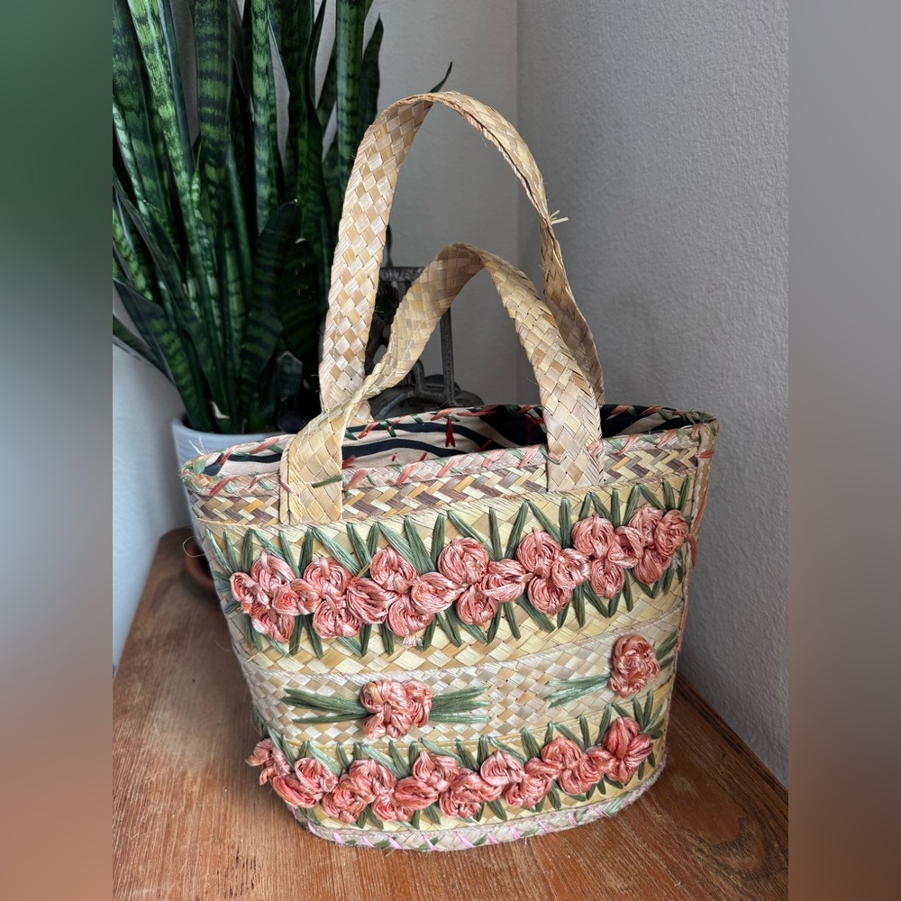 Hand‑woven Straw Floral Tote with “Bahamas” Stitching — Beach Chic 13″ Straw Bag - Picture 9 of 14